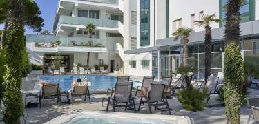 Get ready for the ultimate summer holiday experience! Refresh in the outdoor pool and enjoy the perfect sunny getaway.