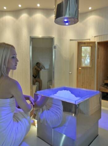 Entspannen Sie sich im hoteleigenen Wellnessbereich mit Sauna und Jacuzzi.