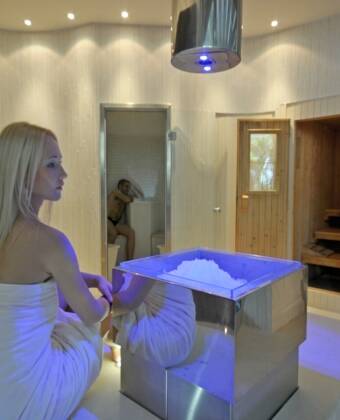 Slapp helt av i hotellets spa med badstue og boblebad.