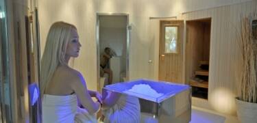 Slapp helt av i hotellets spa med badstue og boblebad.