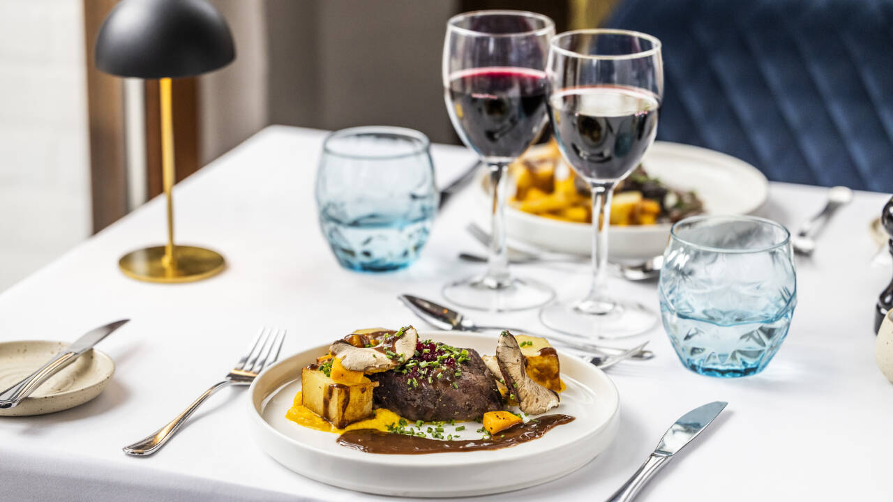 Utsökt mat serveras i hotellets två restauranger, Birksø GastroBar och Restaurang RY'tteriet.