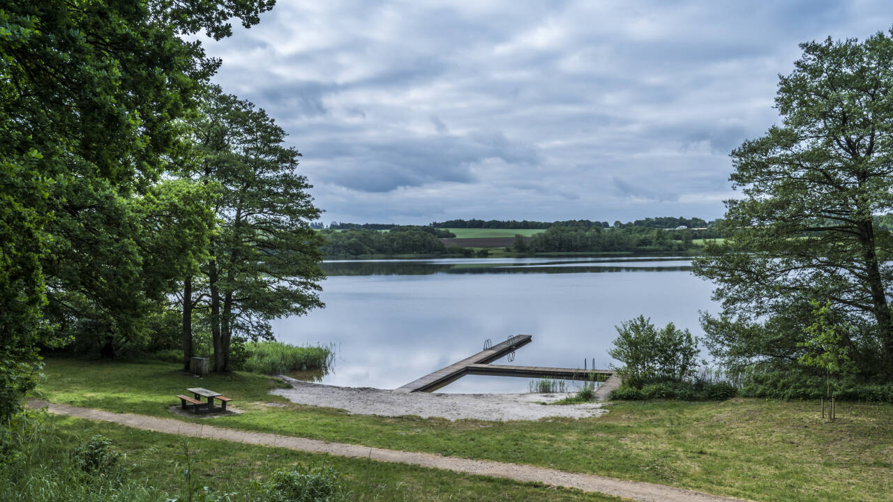 Silkeborgsjöarna, som är en del av Danmarks största sammanhängande sjösystem, erbjuder en fridfull naturupplevelse.