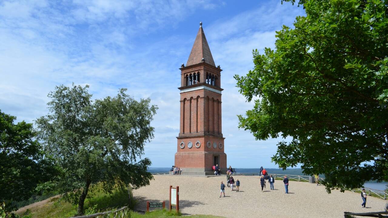Himmelbjerget är en av Danmarks högsta naturliga punkter och erbjuder panoramautsikt över det omgivande landskapet.