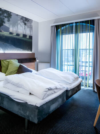 Njut av en avkopplande vistelse i hotellets fina och renoverade rum.