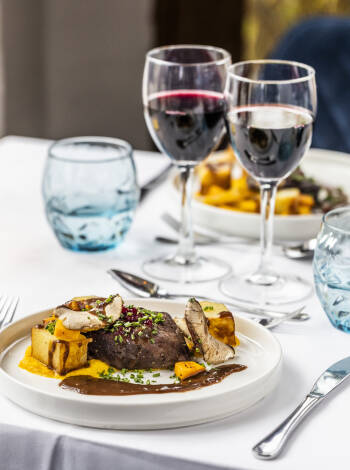 Nyd en enestående middag på hotellets to restauranter, Birksø GastroBar og Restaurant RY'tteriet.