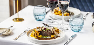 Nyt utsøkt mat på hotellets to restauranter, Birksø GastroBar og Restaurant RY'tteriet.