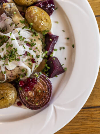 Genießen Sie hochwertige Gastronomie und Gerichte, die mit lokalen Zutaten und einem Hauch von Kochkunst zubereitet werden.