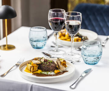 Nyd en enestående middag på hotellets to restauranter, Birksø GastroBar og Restaurant RY'tteriet.