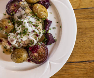 Genießen Sie hochwertige Gastronomie und Gerichte, die mit lokalen Zutaten und einem Hauch von Kochkunst zubereitet werden.