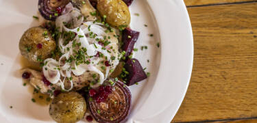 Genießen Sie hochwertige Gastronomie und Gerichte, die mit lokalen Zutaten und einem Hauch von Kochkunst zubereitet werden.