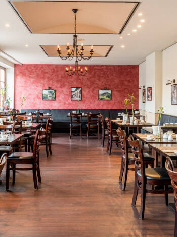 Genießen Sie ein köstliches Frühstück im Hotel. Fürs Abendessen erhalten Sie einen 20-€-Voucher.