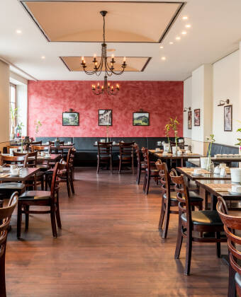 Genießen Sie ein köstliches Frühstück im Hotel. Fürs Abendessen erhalten Sie einen 20-€-Voucher.