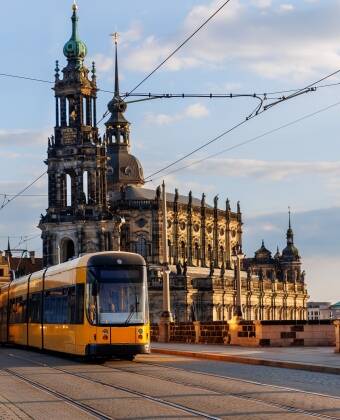 Nur 50 Meter vom Hotel entfernt steigen Sie in die Trambahn ein, die Sie in wenigen Minuten in die Dresdner Altstadt bringt.
