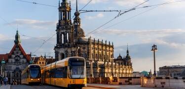 Bare 50 meter fra hotellet kan du ta trikken, som på få minutter tar deg til Dresdens gamleby.