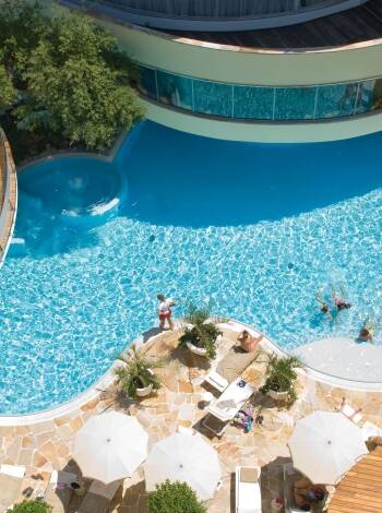 Machen Sie sich bereit für das ultimative Sommerferienerlebnis! Erfrischen Sie sich im Außenpool und genießen Sie den perfekten Sonnenurlaub.