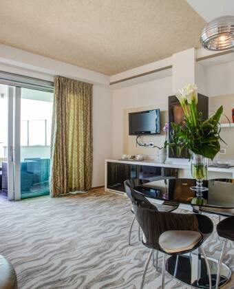Das Premier & Suites bietet luxuriöse Zimmer und Suiten mit großen Terrassen und atemberaubendem Blick auf die Adria.
