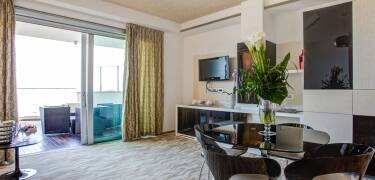 Das Premier & Suites bietet luxuriöse Zimmer und Suiten mit großen Terrassen und atemberaubendem Blick auf die Adria.