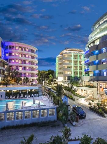 Das Hotel ist nur wenige Gehminuten von Geschäften, Nachtleben und kulturellen Attraktionen entfernt.
