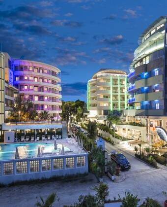Das Hotel ist nur wenige Gehminuten von Geschäften, Nachtleben und kulturellen Attraktionen entfernt.