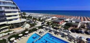 Das Hotel Le Palme liegt in der Nähe der Adria und bietet einen atemberaubenden Blick und leichten Zugang zu den unberührten Stränden von Milano Marittima.