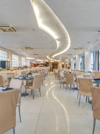 Njut av italienska gourmeträtter och internationella rätter i hotellets restaurang.