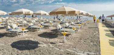Der Privatstrand des Hotels ist ideal für einen Sommerurlaub.