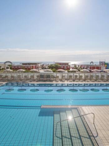 Den 25 meter långa poolen är helt perfekt för både träning och avkoppling.