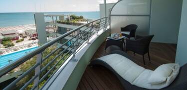 Es können Zimmer mit Meerblick gebucht werden.