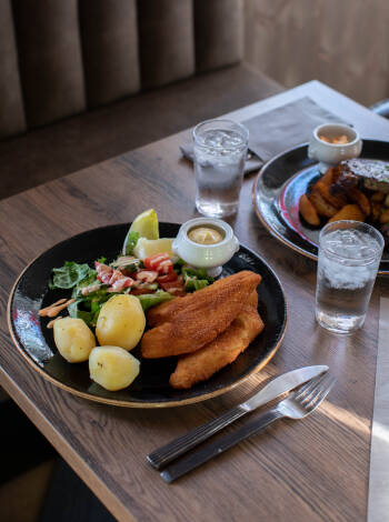Genießen Sie nach einem aktiven Tag ein köstliches Abendessen und entspannen Sie sich in der gemütlichen Bar.