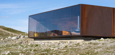 Besøk villreinsenteret og lær mer om disse fascinerende arktiske dyrene.