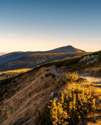 Utforska natursköna stigar i de närliggande Karkonosze-bergen.