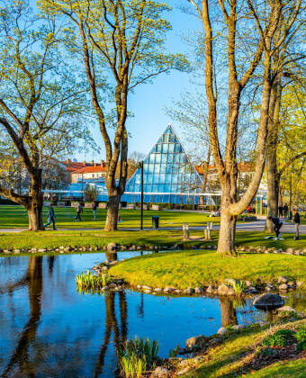 Besök den vackra Trädgårdsföreningen som ligger i närheten.