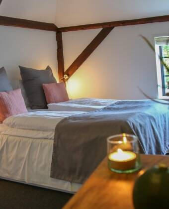 Hotellets værelser er indrettet med sans for både komfort og stil.
