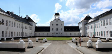 Upplev den kungliga stämningen på nära håll under en guidad tur på Gråstens Slott.