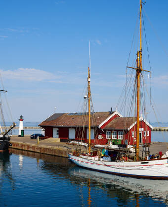 Besøg den charmerende marina i Assens – den ligger lige ved hotellet.