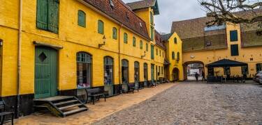 Assens har en velbevaret historisk bymidte med brostensbelagte gader, bindingsværkshuse og hyggelige butikker.