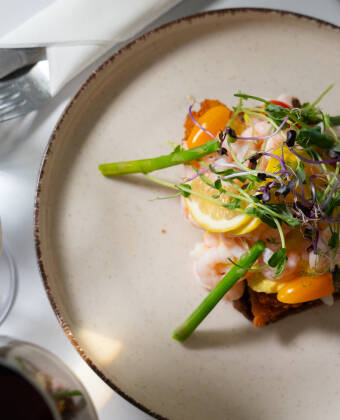 Din pakke inkluderer en 2 retters middag og en lækker morgenmad serveret på Restaurant Emilo.