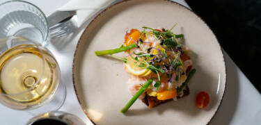 Din pakke inkluderer en 2 retters middag og en lækker morgenmad serveret på Restaurant Emilo.