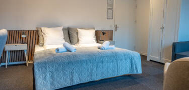 Du vil føle dig hjemme i et af de moderne værelser, der har en flot nordisk stil.