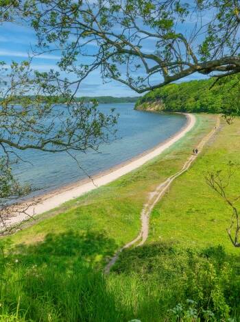 Die Gegend ist ideal zum Wandern, Radfahren und Genießen der Natur. Die nahe gelegene Halbinsel Helnæs ist ein beliebter Ort für Outdoor-Fans.