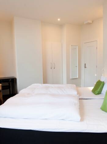 Hotellrummen är inredda med känsla för både bekvämlighet och stil.