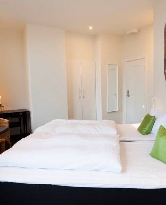 Hotellrommene er innredet med en følelse av både komfort og stil.