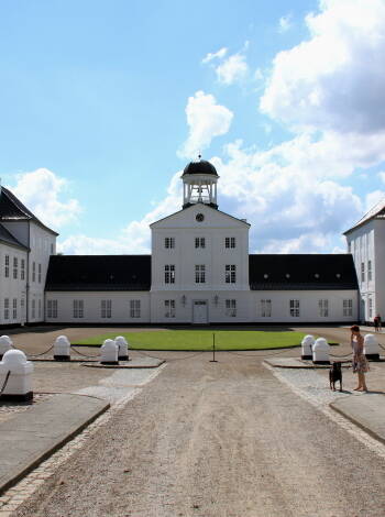 Upplev den kungliga stämningen på nära håll under en guidad tur på Gråstens Slott.
