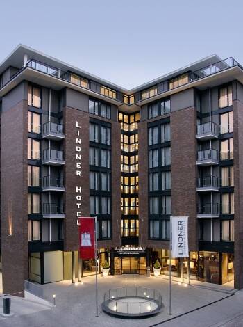 Bo på Lindner Hotel Hamburg Am Michel i hjertet av byen, ikke langt fra Landungsbrücken (parkering i parkeringskjelleren er inkludert i pakken).