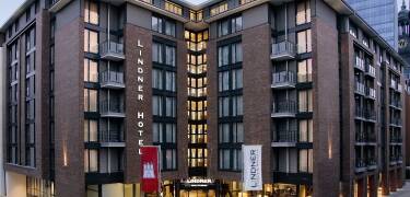 Im Lindner Hotel Hamburg Am Michel übernachten Sie im Herzen der Stadt, unweit der Landungsbrücken (Parken in der Tiefgarage ist im Paket inkludiert).