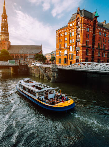 Eine Schifffahrt im Hafen oder in der Speicherstadt bietet neue Perspektiven auf die Perle an der Elbe.
