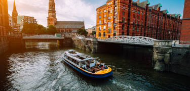 Eine Schifffahrt im Hafen oder in der Speicherstadt bietet neue Perspektiven auf die Perle an der Elbe.
