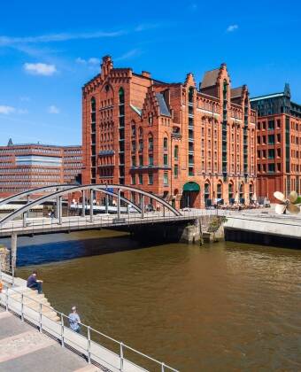 Numerous museums and theaters await your discovery in Hamburg.