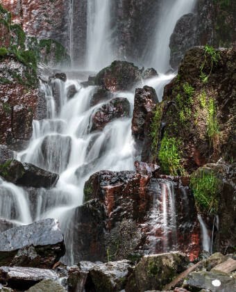 Utforsk den fantastiske Nideck-fossen, et naturskjønt underverk i nærheten.