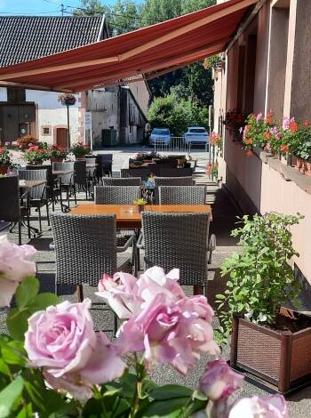 Genießen Sie eine köstliche Mahlzeit auf der malerischen und ruhigen Sommerterrasse.